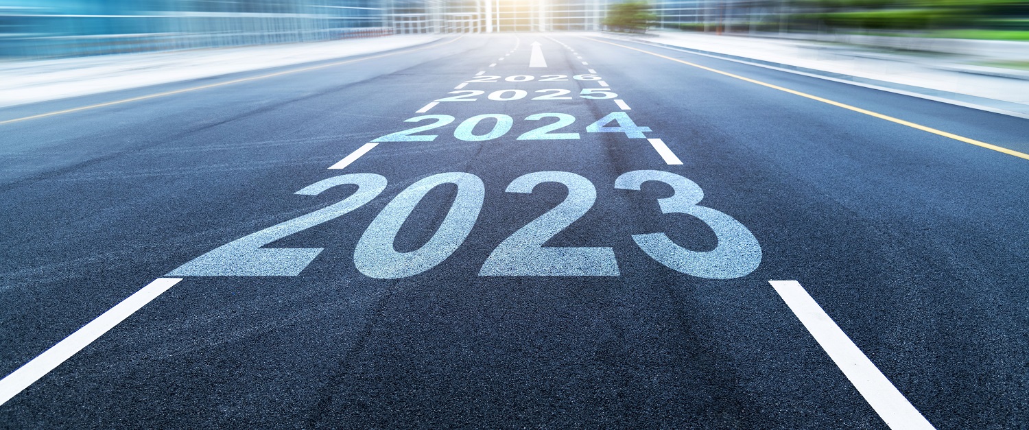Rechte weg met groot ‘2023’ op het asfalt en verderop 2024–2026, als symbolische route richting de toekomst.