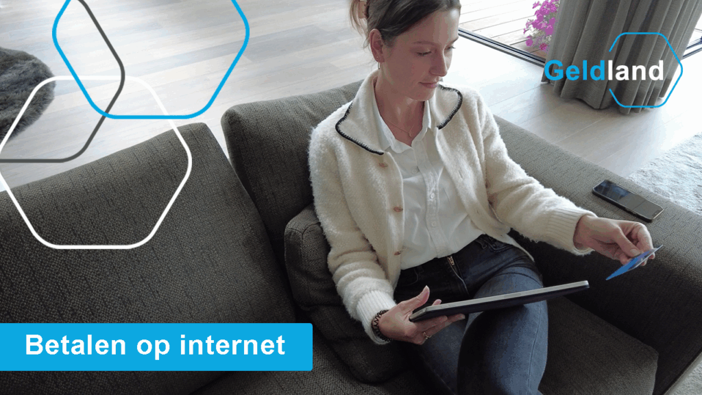 foto van een vrouw die op een bank zit. In haar ene hand houdt zij een tablet vast en in de andere hand een betaalpas