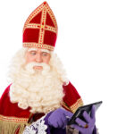 Sinterklaas in rode mijter en tabberd kijkt serieus naar een tablet en bedient het scherm tegen een witte achtergrond.