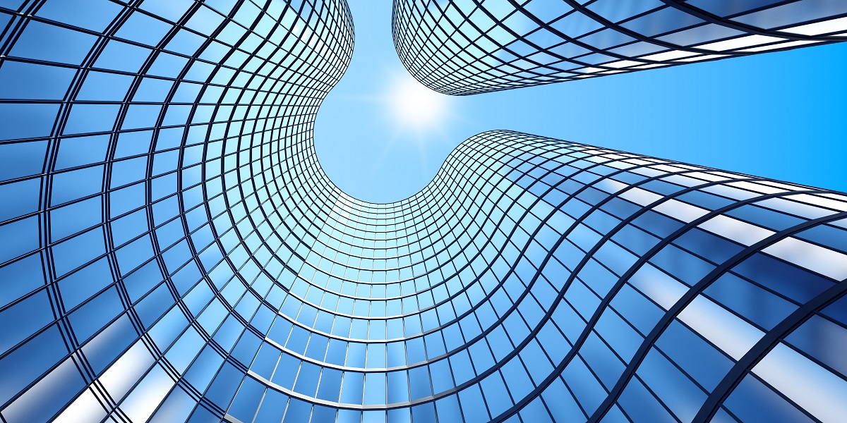 Abstracte blik omhoog langs gebogen glazen gevels van moderne gebouwen tegen een heldere blauwe lucht, die transparantie en vooruitgang verbeelden.