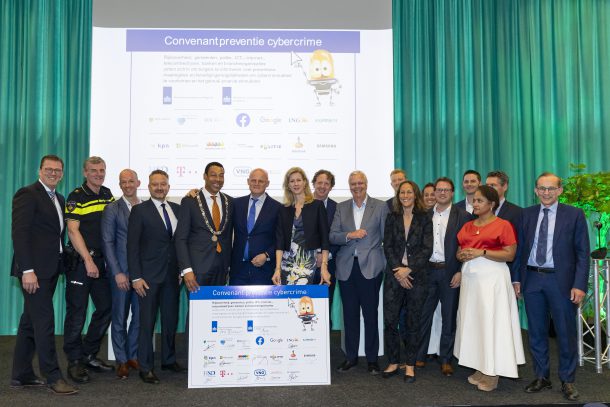 Minister Grapperhaus and representatives of more than twenty organisations sign the Cybercrime Prevention Covenant at Safety Day 2019 in Almere.