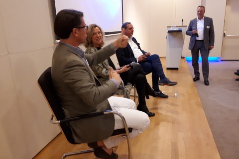 Gijs Boudewijn moderates a panel discussion with Esther Stegman, Jeroen van Glabbeek and Eric Tak.