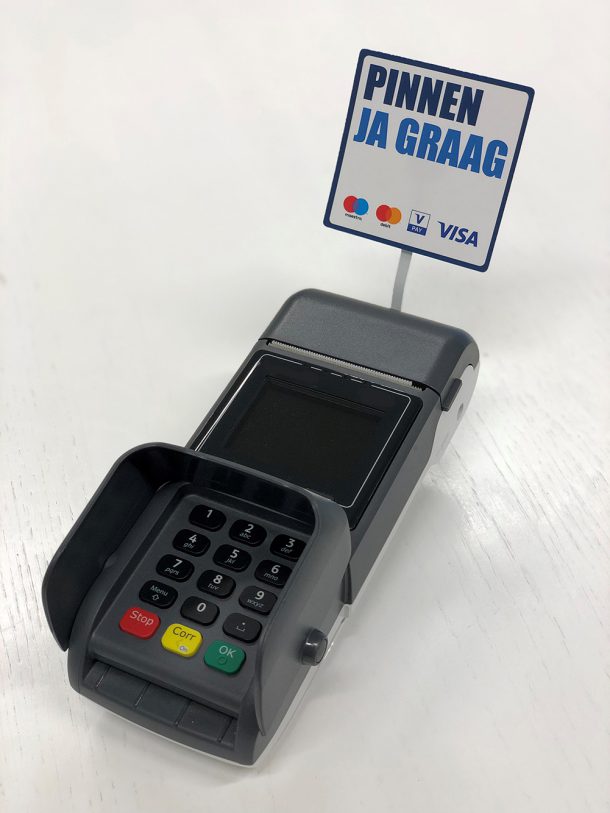 Payment terminal with a ‘PINNEN, JA GRAAG’ promotional wobbler encouraging debit card payments.
