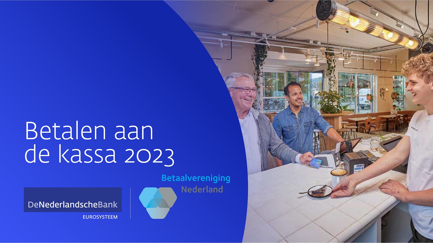 Titelbeeld ‘Betalen aan de kassa 2023’ van De Nederlandsche Bank en Betaalvereniging Nederland met twee klanten die in een café glimlachend contactloos afrekenen bij de barista.