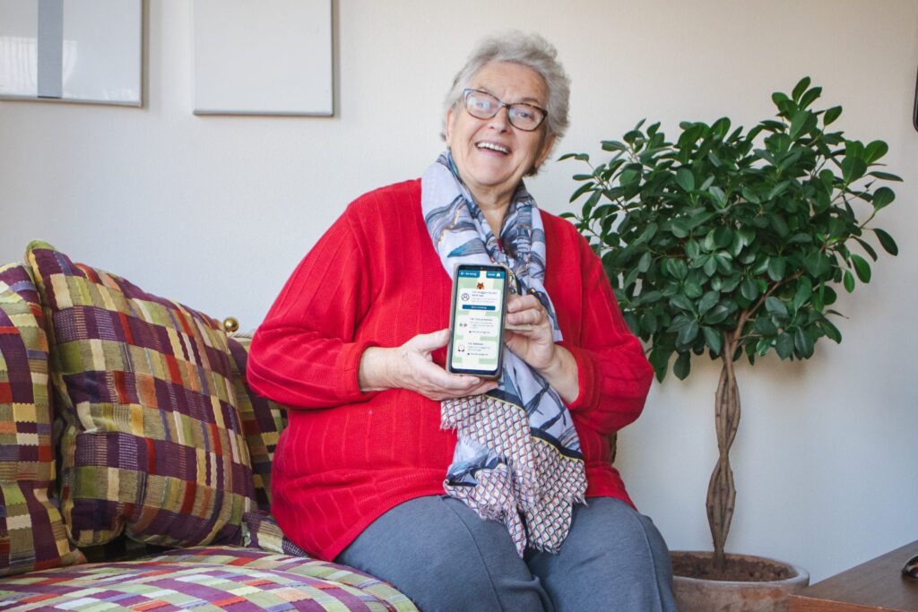 Mia Parren from Delft uses the DigiHandig practice app on her smartphone.