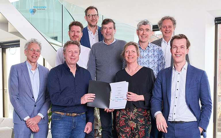 Representatives of public transport operators and banks hold a signed cooperation agreement for nationwide debit card payments in public transport.