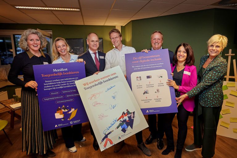 Representatives of Dutch banks and industry associations sign the Digital Inclusion Manifesto.