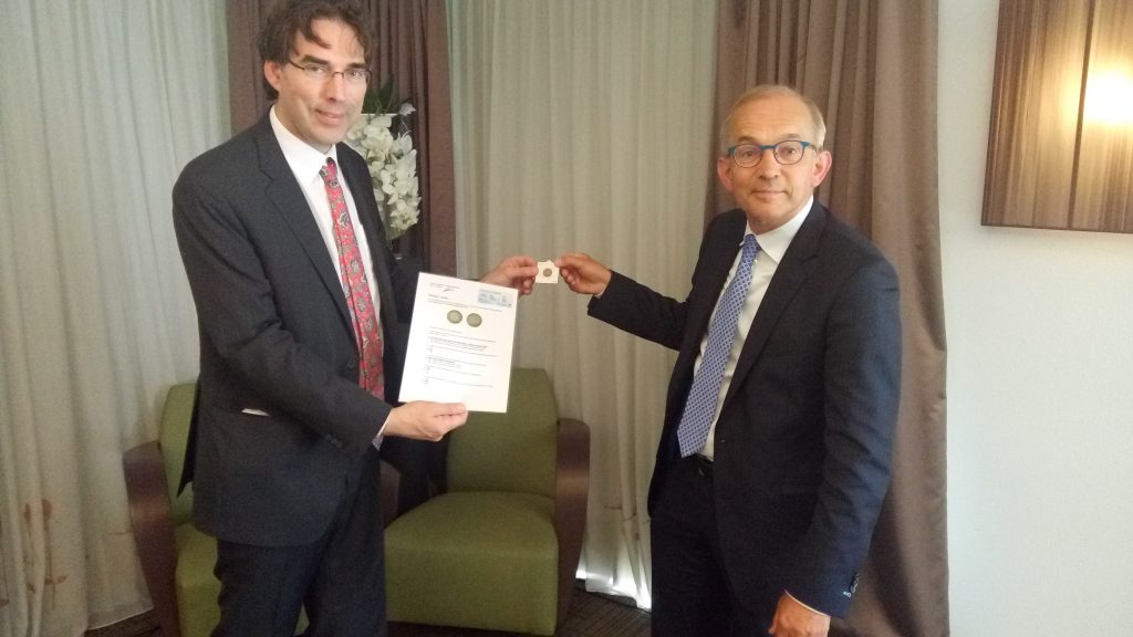 Simon Lelieveldt presents a commemorative Amsterdammertje medal to Piet Mallekoote.