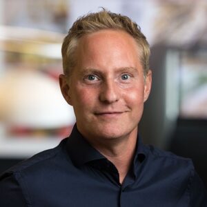 Hans Reus, Lead Payment Domain bij Knab, kijkt rustig en professioneel in de camera in een moderne kantooromgeving met zachte achtergrondonscherpte.