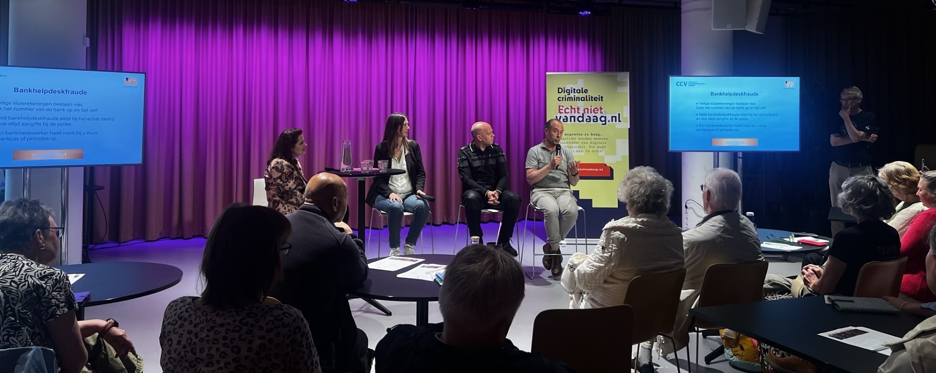 Panel bespreekt bankhelpdeskfraude tijdens een bijeenkomst over digitale criminaliteit met aandachtig publiek.