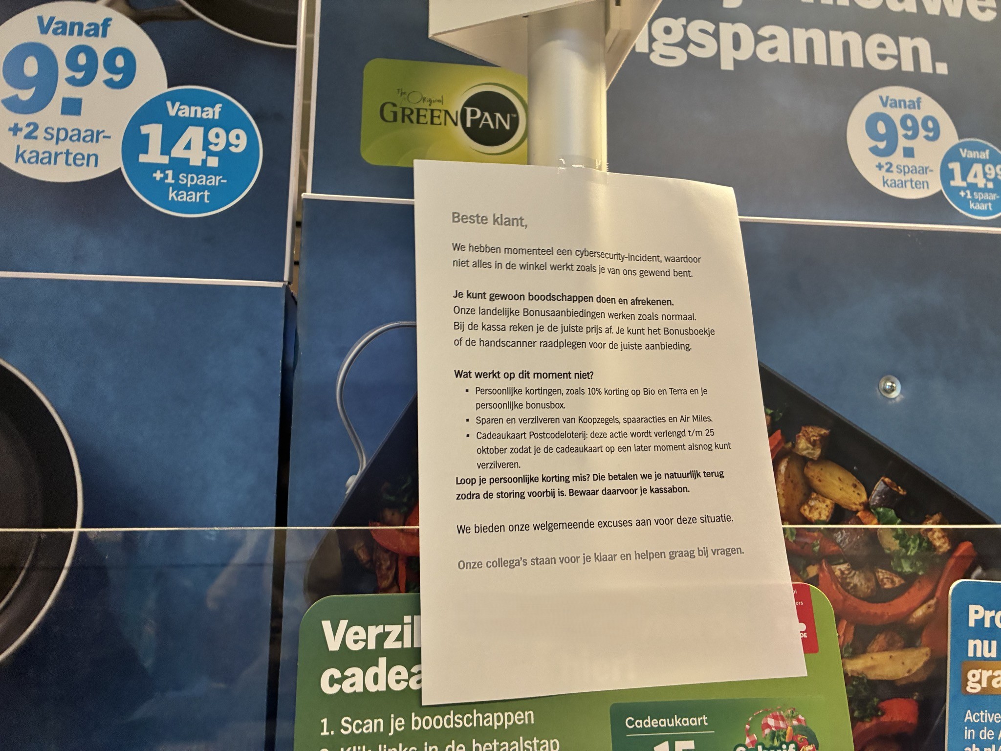 Briefje van supermarkt dat er een cyberbeveiligingsprobleem is maar dat je je boodschappen wel kunt betalen.
