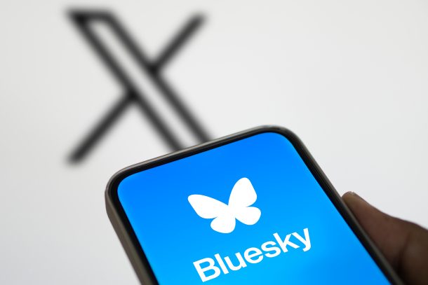 afbeelding van een telefoon met daarop het logo van Bluesky.