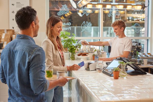 foto van een vrouw die met haar pinpas contactloos betaalt
