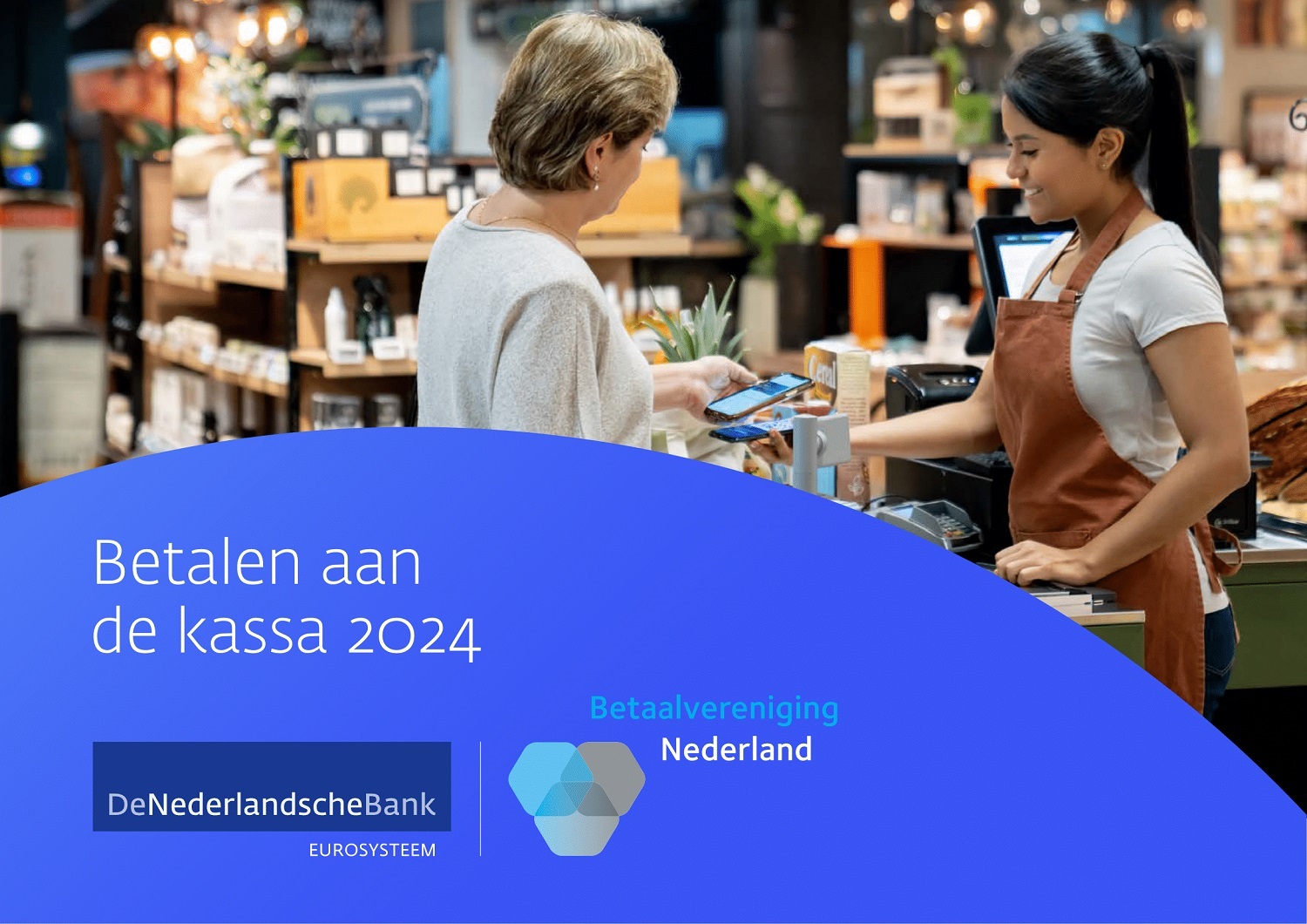 Vrouw rekent contactloos af met smartphone bij winkelkassa, terwijl medewerker de betaling verwerkt; omslag van rapport Betalen aan de kassa 2024.