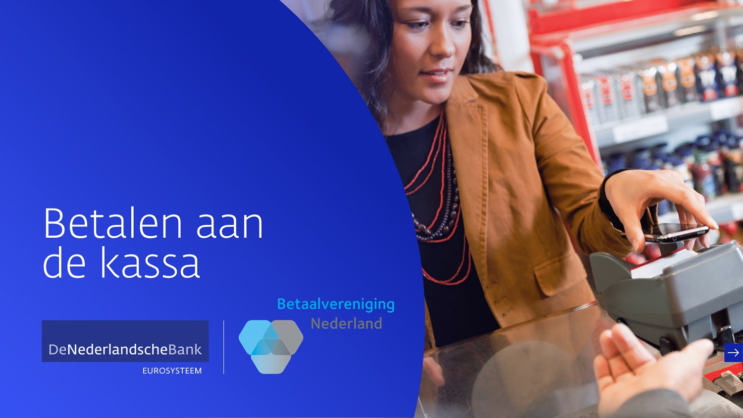 Vrouw rekent bij de kassa af door met haar smartphone contactloos te betalen aan de pinterminal, naast tekst ‘Betalen aan de kassa’ van DNB en Betaalvereniging Nederland.