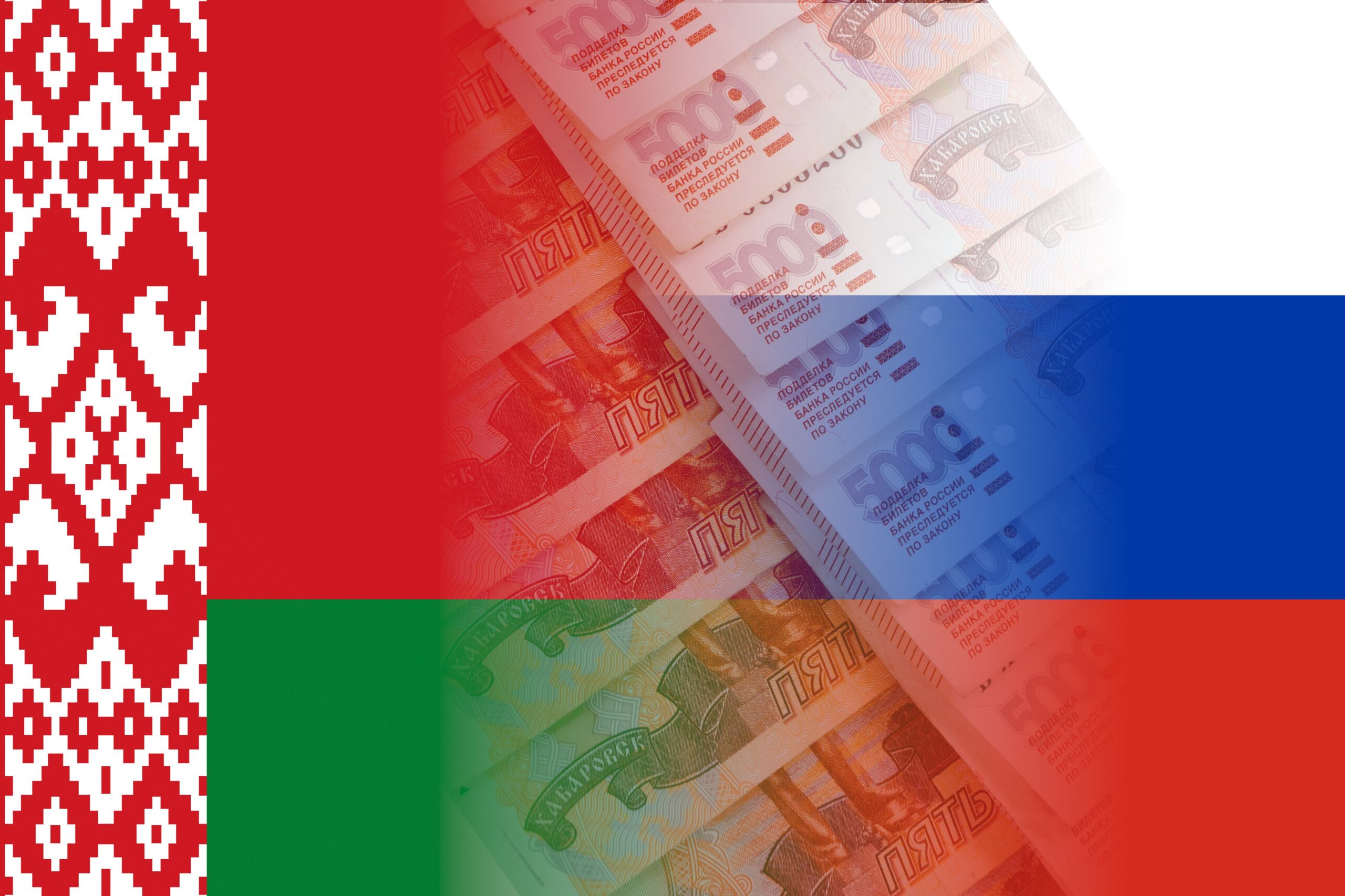 Compositie met de vlaggen van Belarus en Rusland over Russische bankbiljetten, als visuele verwijzing naar financieel-economische verbondenheid en geldstromen.