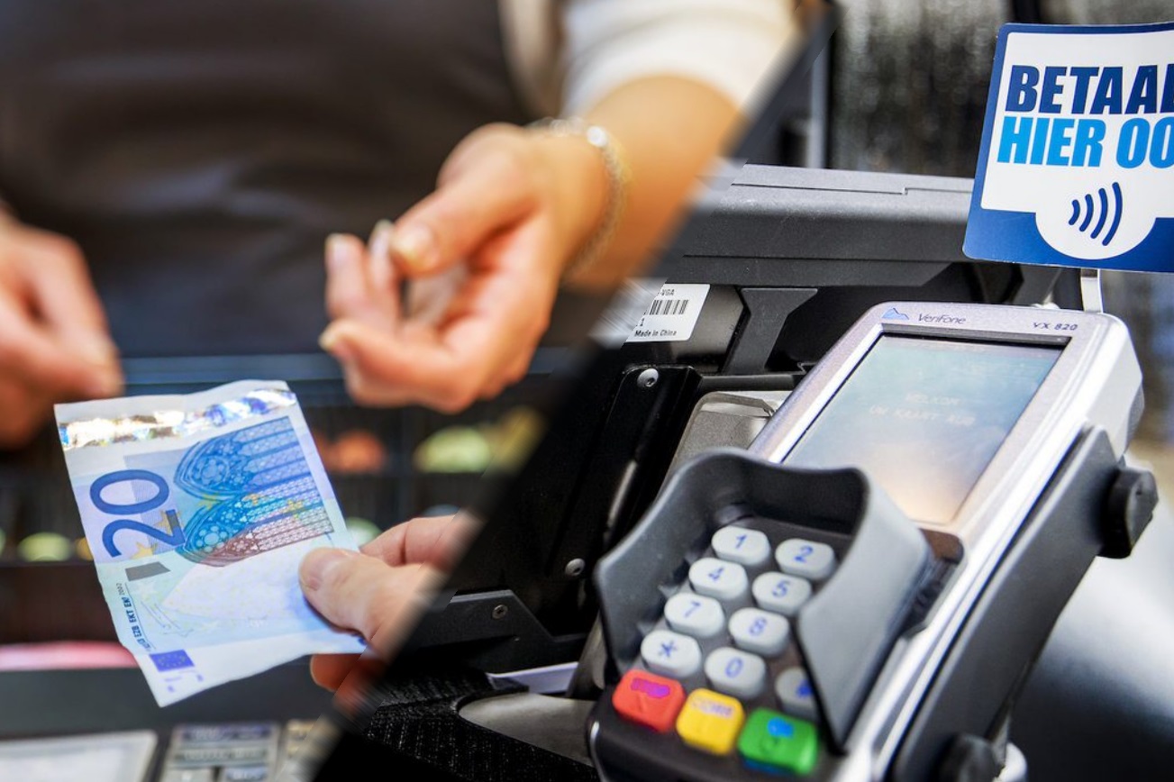Composietbeeld met contante betaling met 20-eurobiljet links en pinterminal met bordje ‘Betaal hier ook contactloos’ rechts.