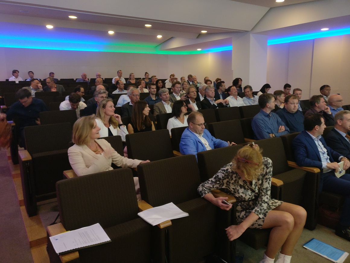 Zaal met leden van de Betaalvereniging in theateropstelling tijdens ALV 2018, aandachtig wachtend op de start of voortzetting van de vergadering.
