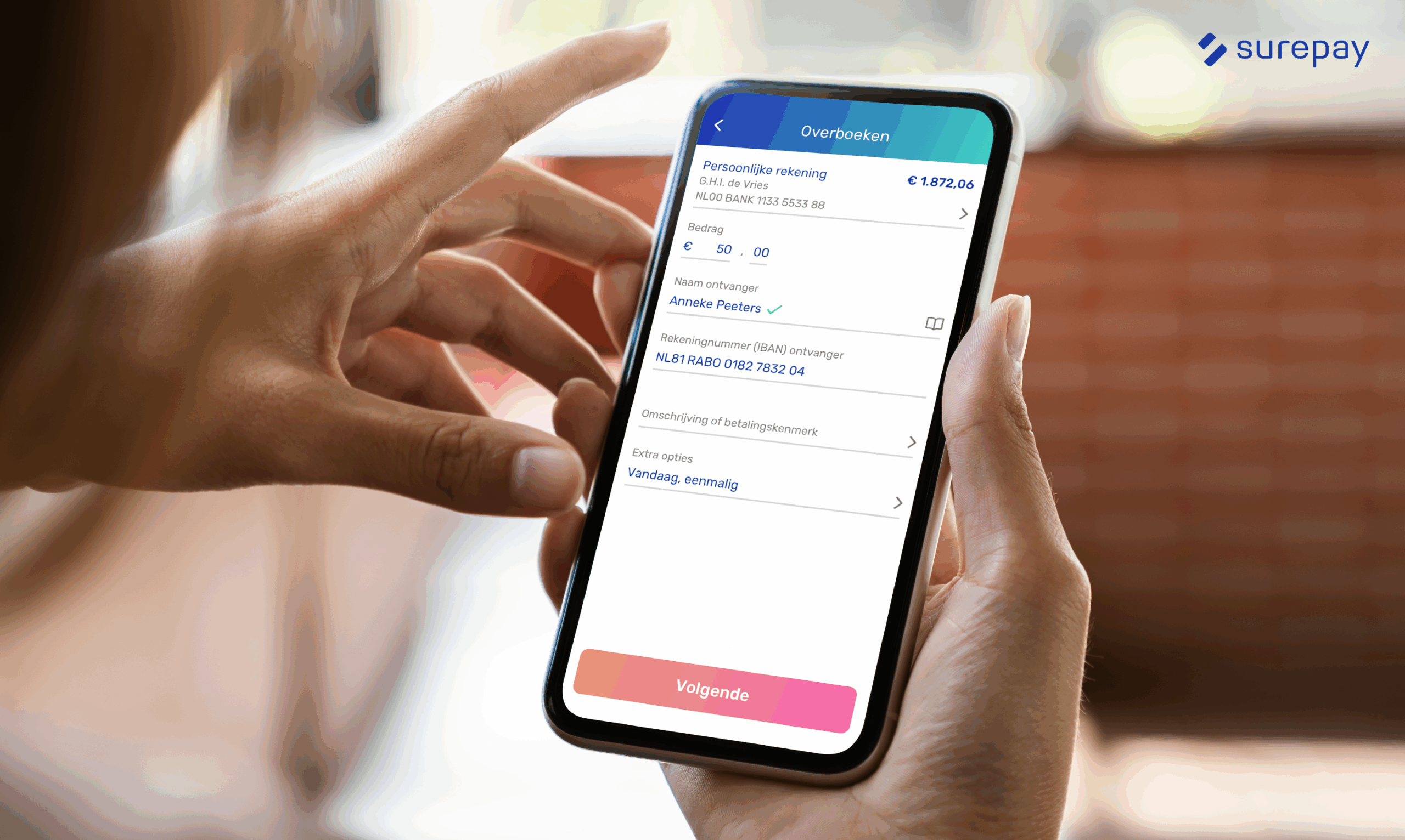 Handen houden een smartphone vast waarop een bankapp een overboeking toont, terwijl een gebruiker een betaling controleert en bevestigt.