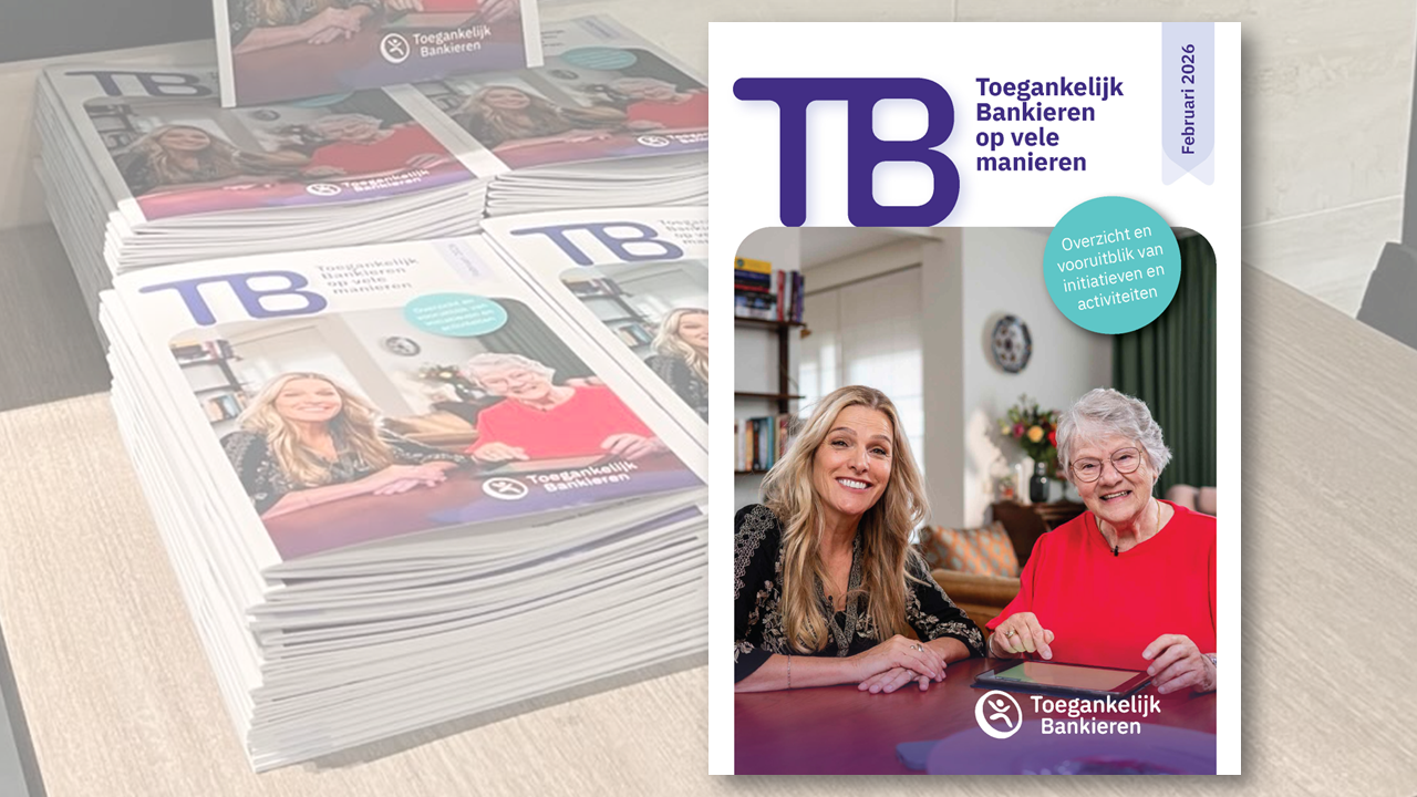 Stapels TB-brochures ‘Toegankelijk Bankieren op vele manieren’ op tafel, met omslagfoto van twee vrouwen aan een tablet.